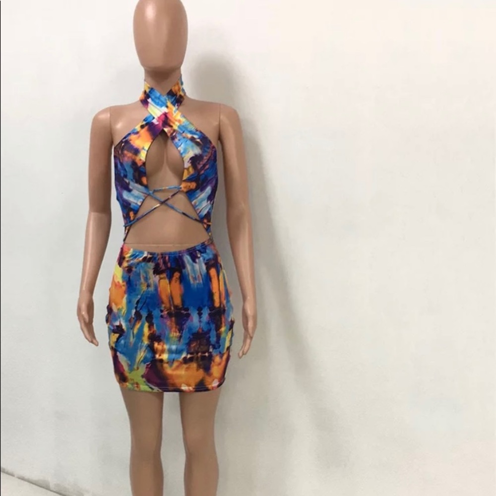 Colorful dress with the back out - Picture 1 of 3